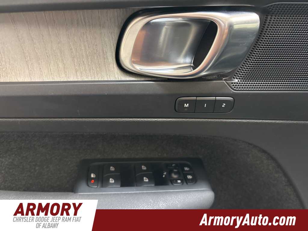 Thumbnail: 2023 Volvo XC40 - 8