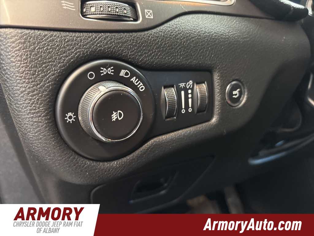 Thumbnail: 2019 Jeep Cherokee - 10