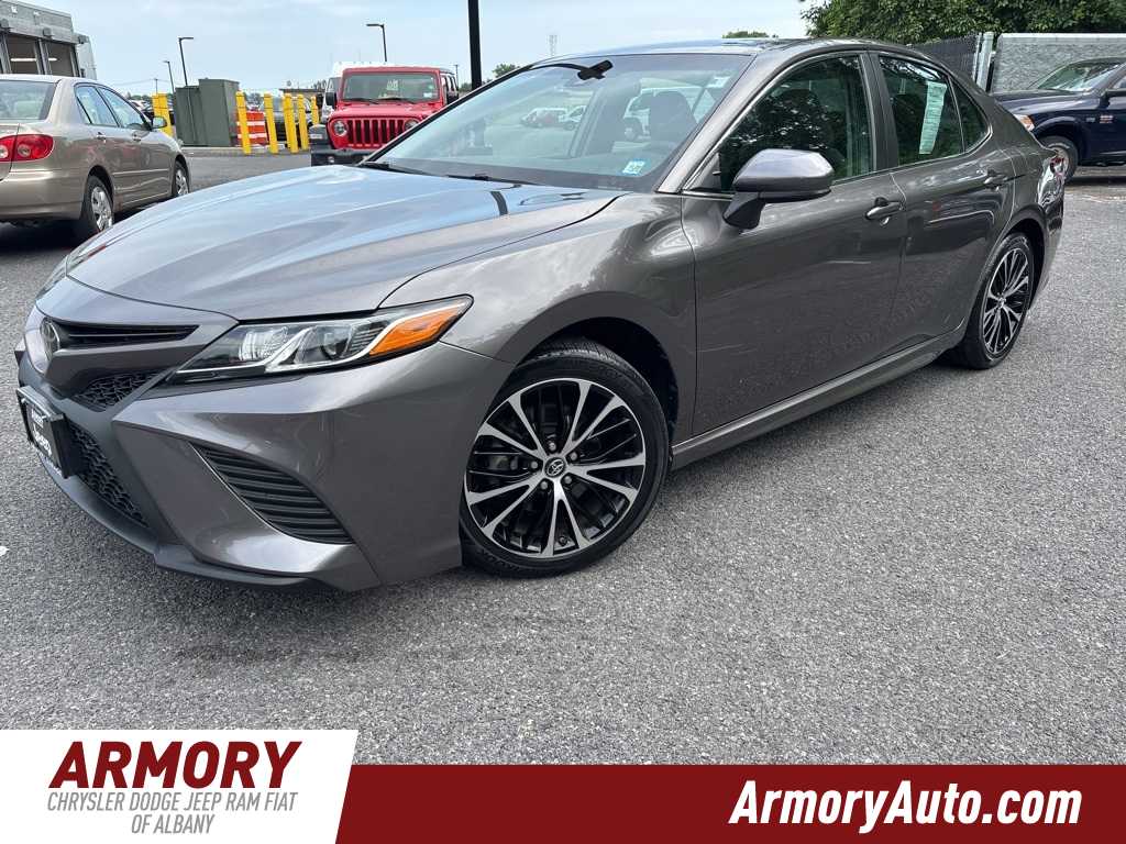 2018 Toyota Camry SE Hero Image