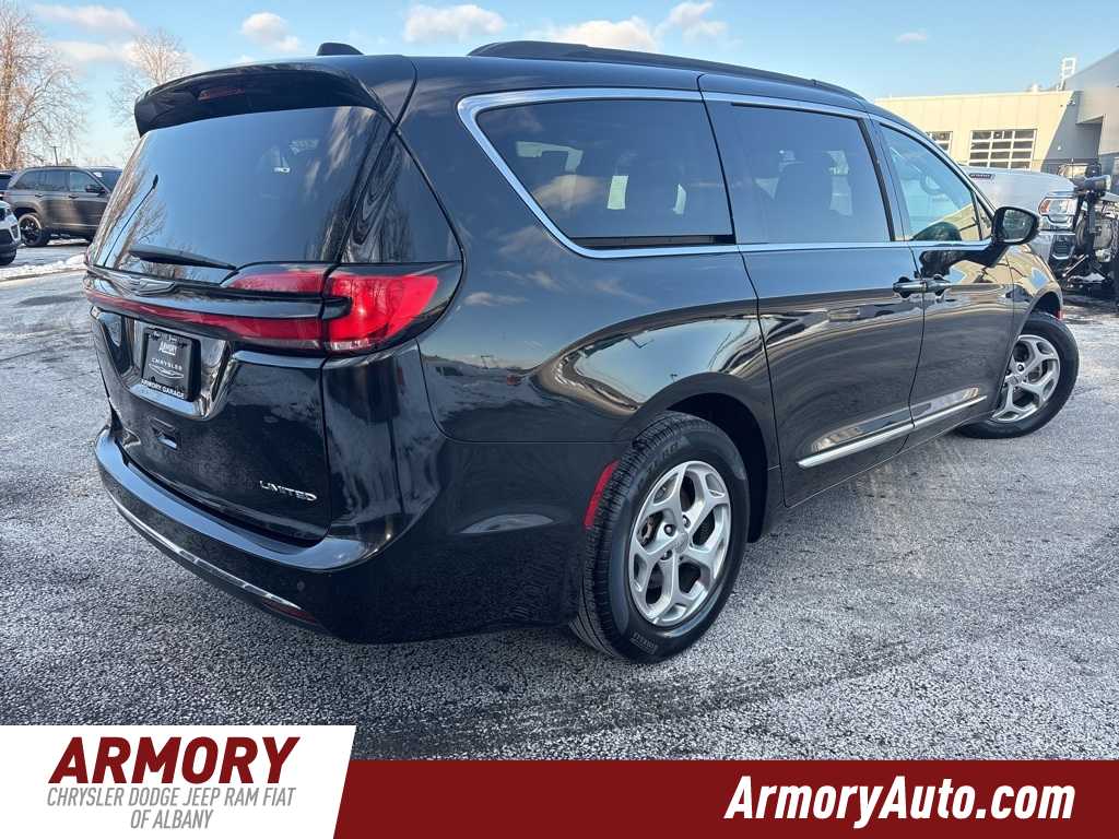 Thumbnail: 2023 Chrysler Pacifica - 4