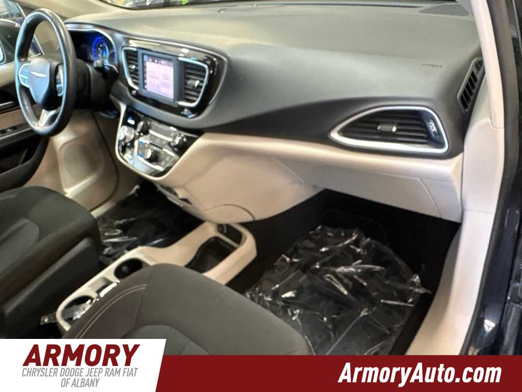 Thumbnail: 2022 Chrysler Voyager - 40