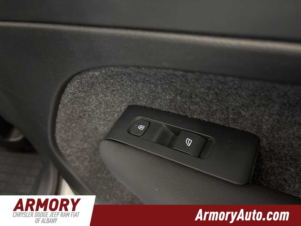 Thumbnail: 2023 Volvo XC40 - 30