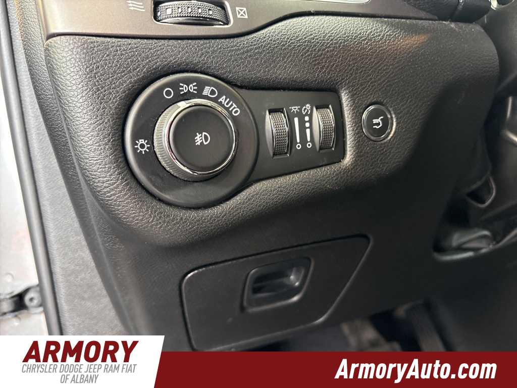 Thumbnail: 2019 Jeep Cherokee - 10