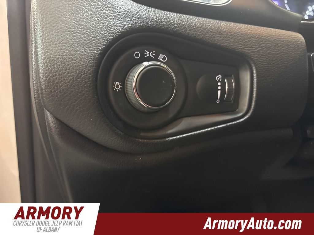 Thumbnail: 2023 Jeep Renegade - 10