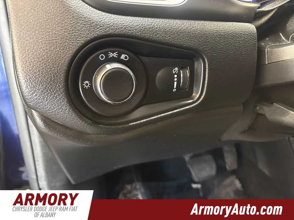 Thumbnail: 2019 Jeep Renegade - 9