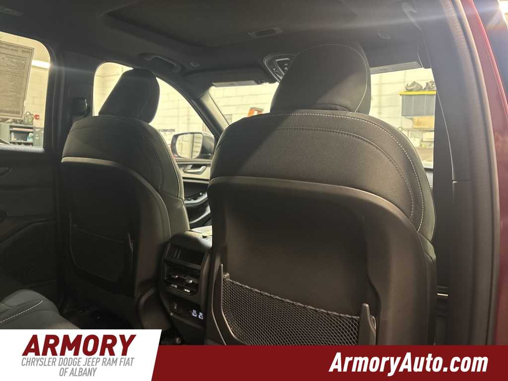 Thumbnail: 2025 Jeep Grand Cherokee - 33