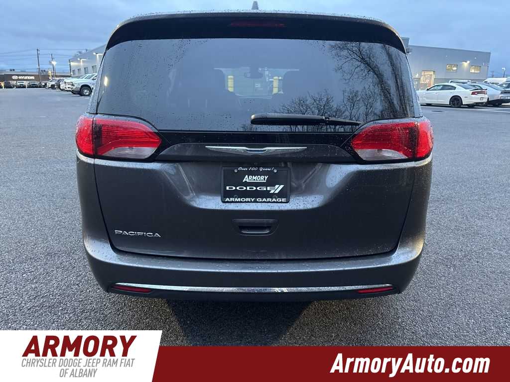 Thumbnail: 2017 Chrysler Pacifica - 4