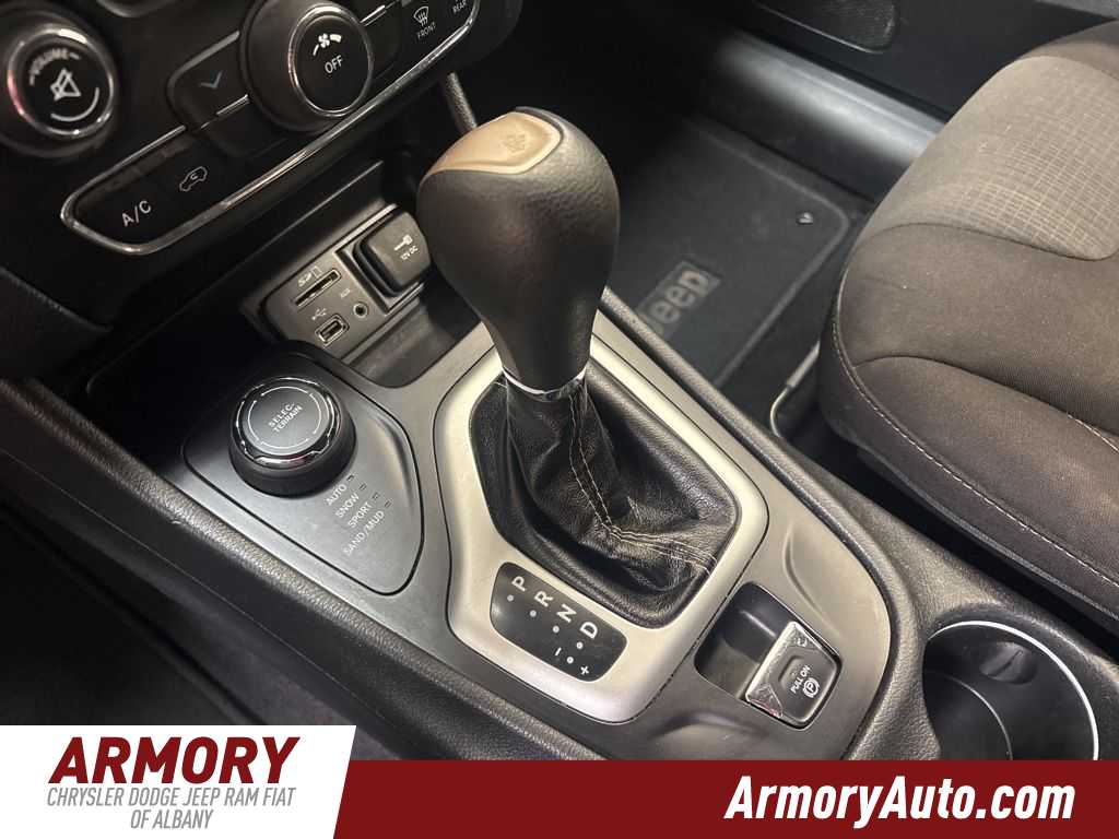 Thumbnail: 2017 Jeep Cherokee - 19