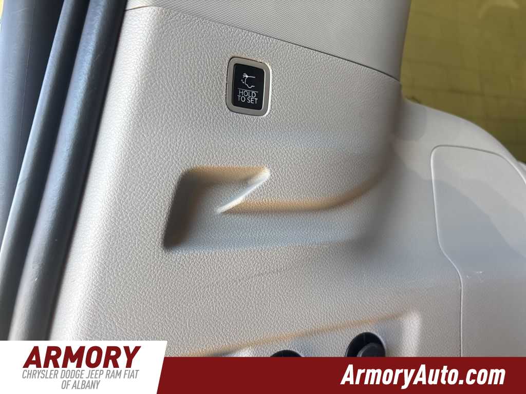 Thumbnail: 2023 Jeep Wagoneer - 33