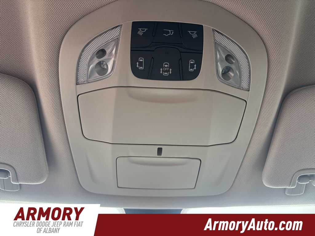 Thumbnail: 2022 Chrysler Voyager - 17