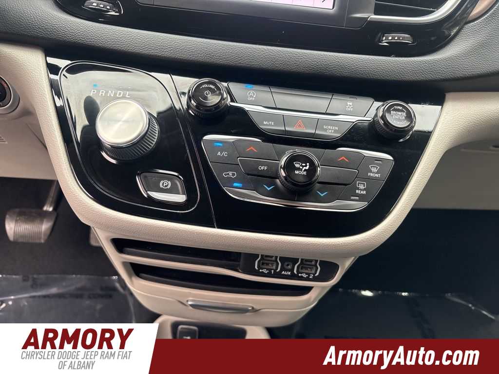 Thumbnail: 2022 Chrysler Voyager - 13