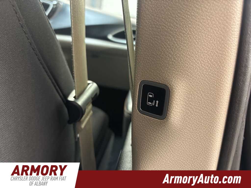 Thumbnail: 2017 Chrysler Pacifica - 34