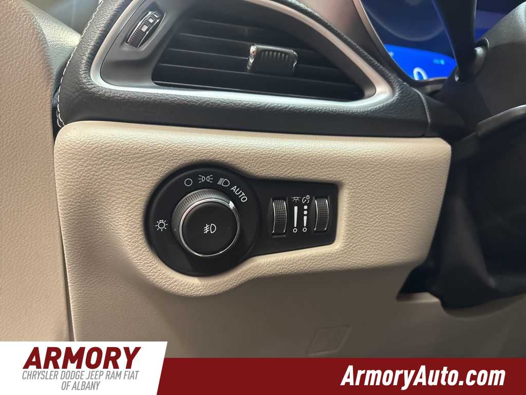 Thumbnail: 2023 Chrysler Pacifica - 10