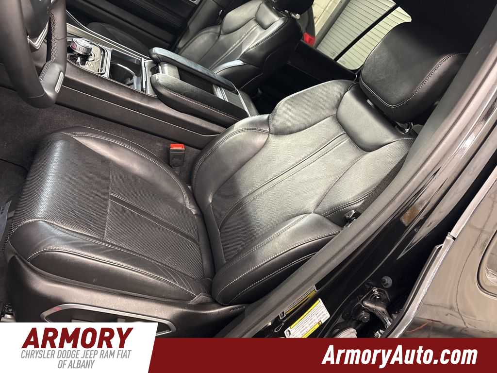 Thumbnail: 2023 Jeep Wagoneer - 14