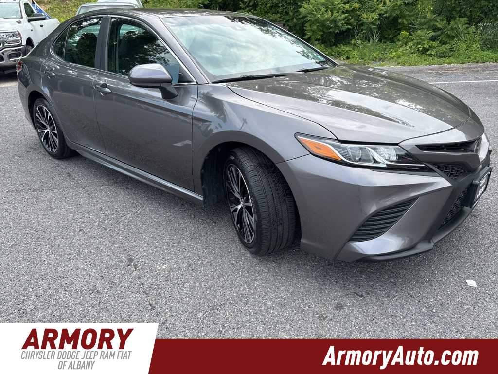 2018 Toyota Camry SE 3