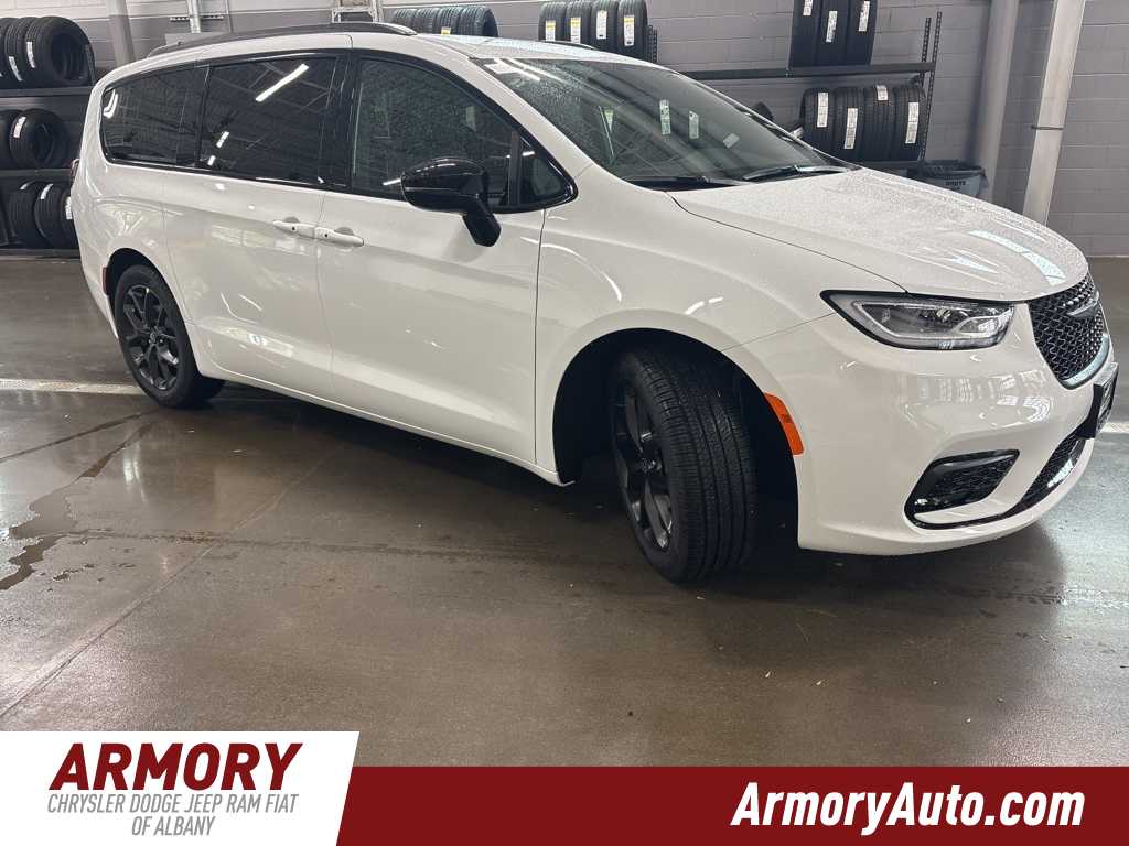 Thumbnail: 2026 Chrysler Pacifica - 3