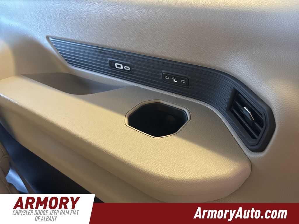 Thumbnail: 2023 Jeep Wagoneer - 31