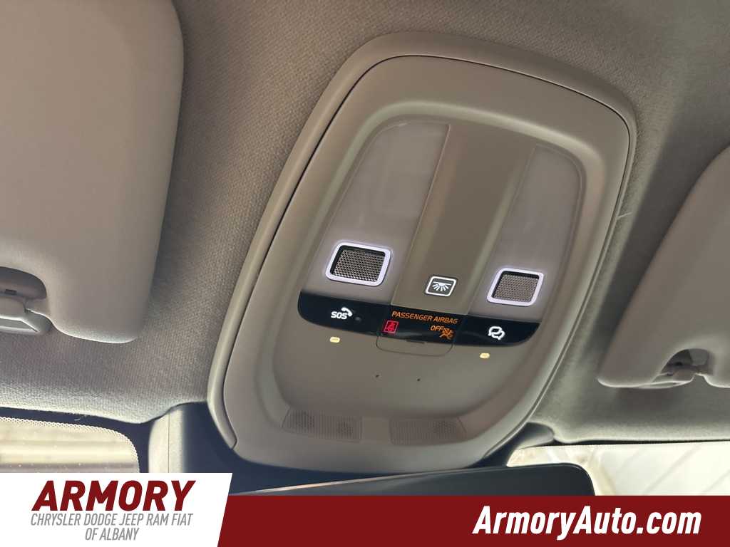 Thumbnail: 2023 Volvo XC40 - 21