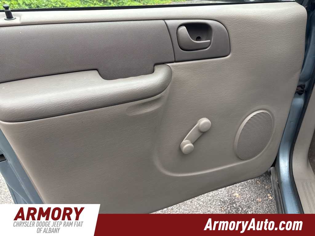 Thumbnail: 2002 Chrysler Voyager - 7