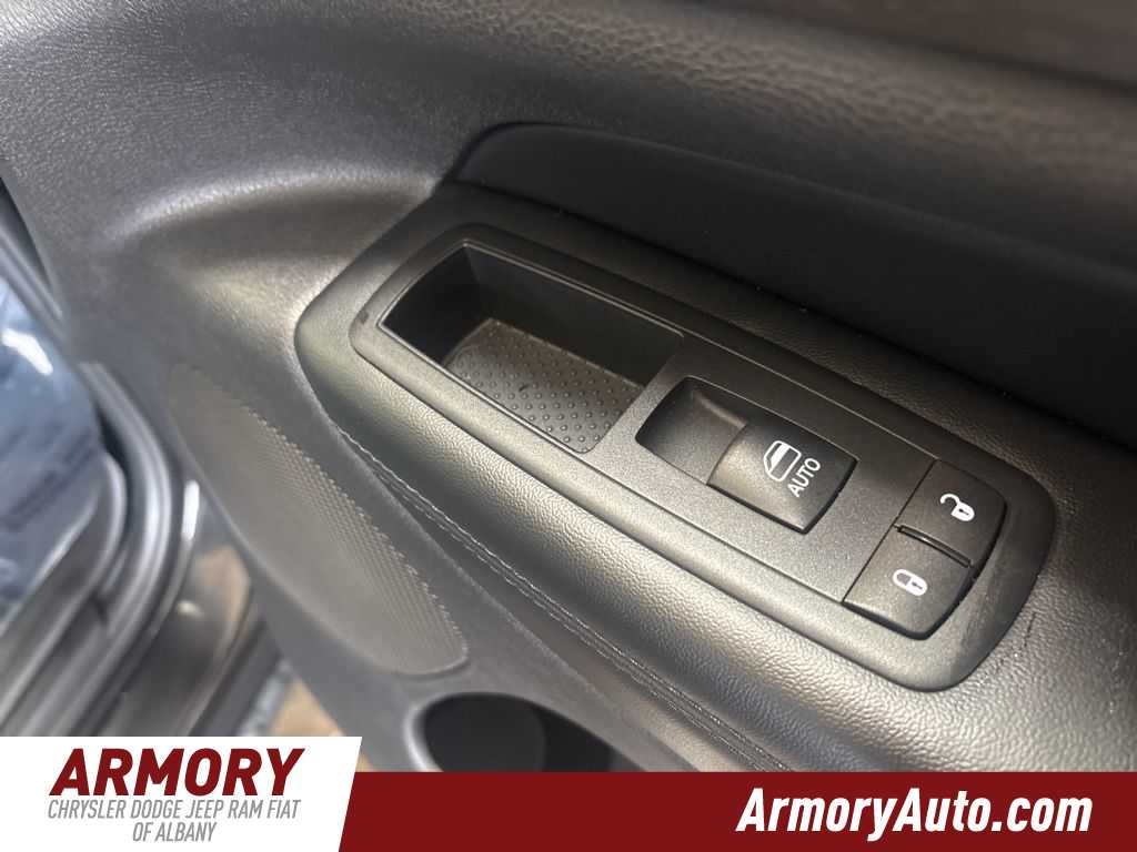 Thumbnail: 2016 Jeep Grand Cherokee - 35