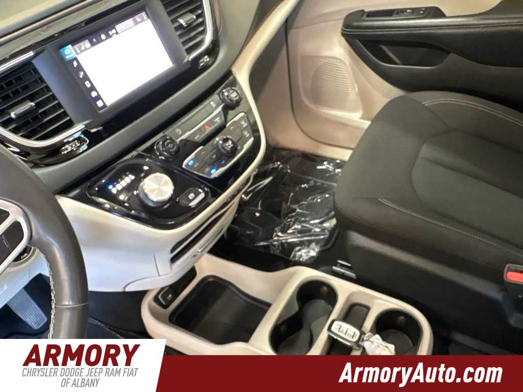 Thumbnail: 2022 Chrysler Voyager - 16