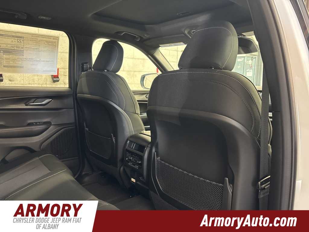 Thumbnail: 2025 Jeep Grand Cherokee - 33