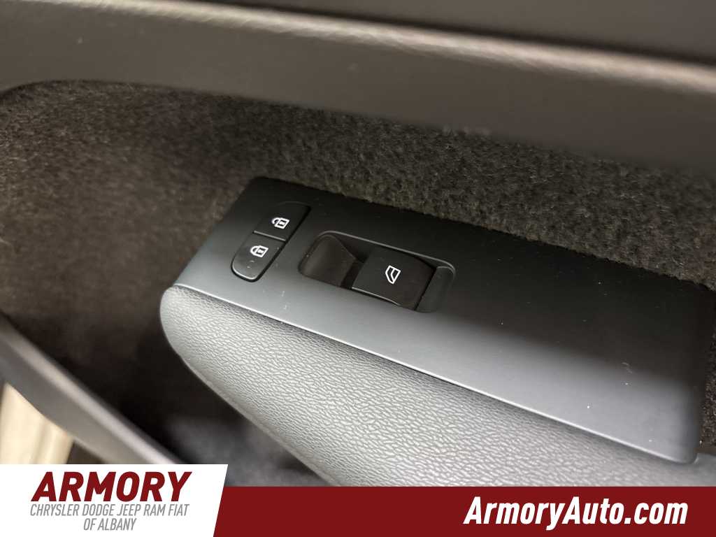 Thumbnail: 2023 Volvo XC40 - 37