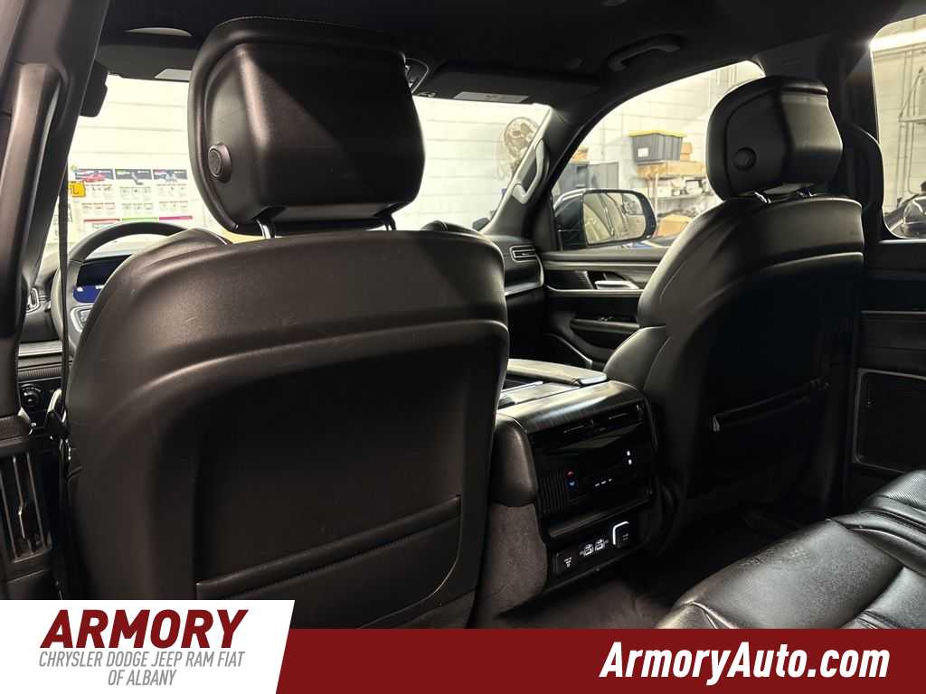 Thumbnail: 2023 Jeep Wagoneer - 29