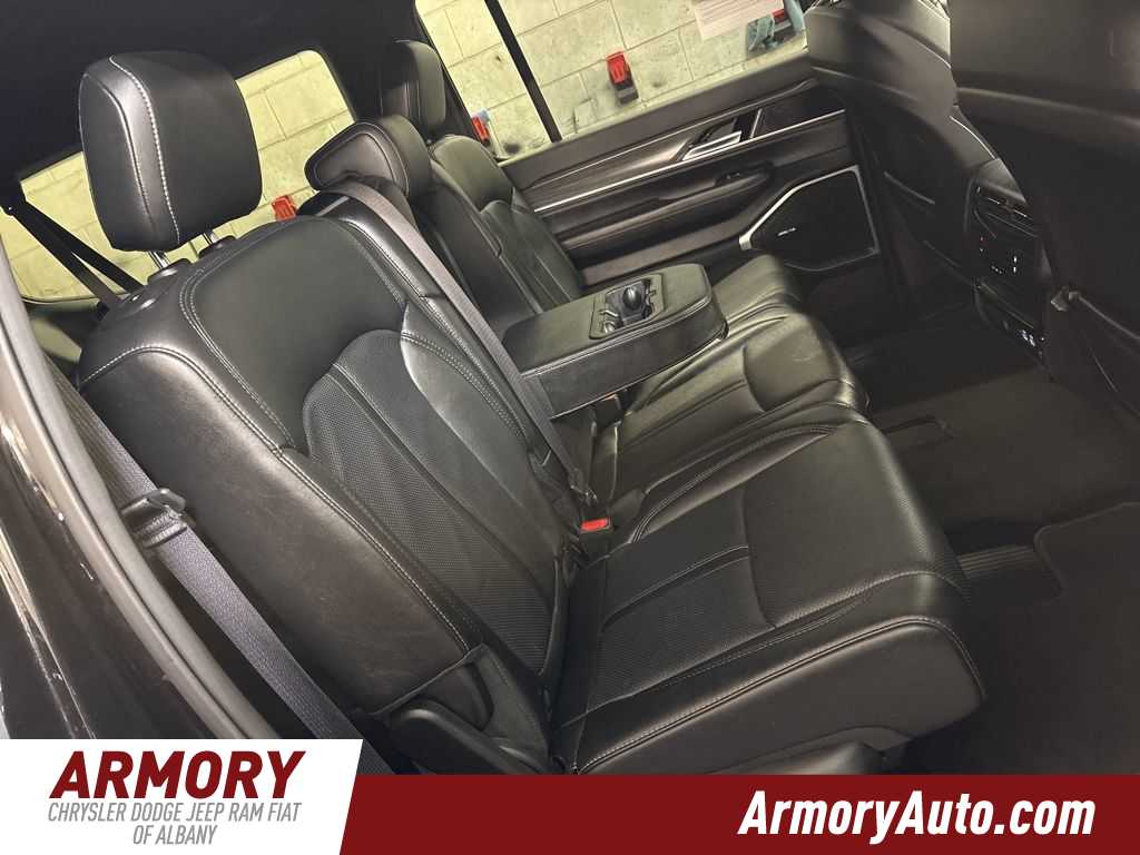 Thumbnail: 2023 Jeep Wagoneer - 39