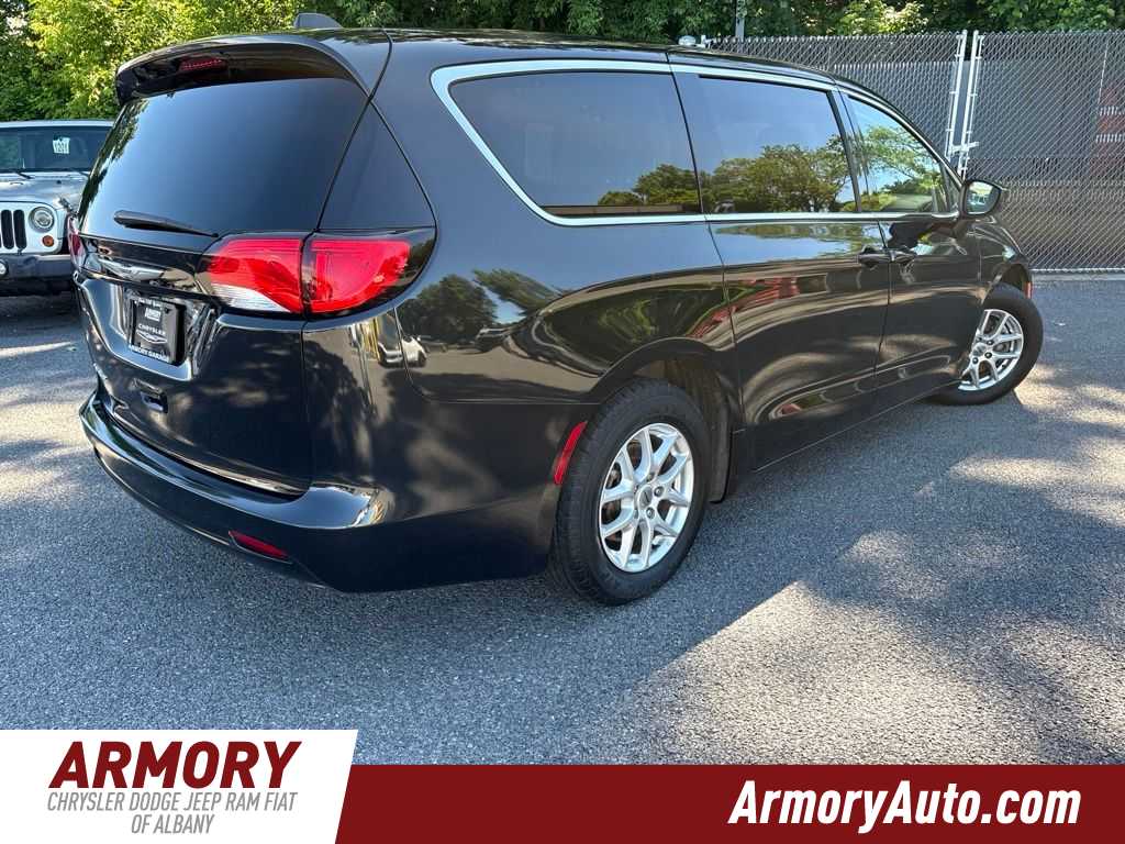 Thumbnail: 2022 Chrysler Voyager - 4