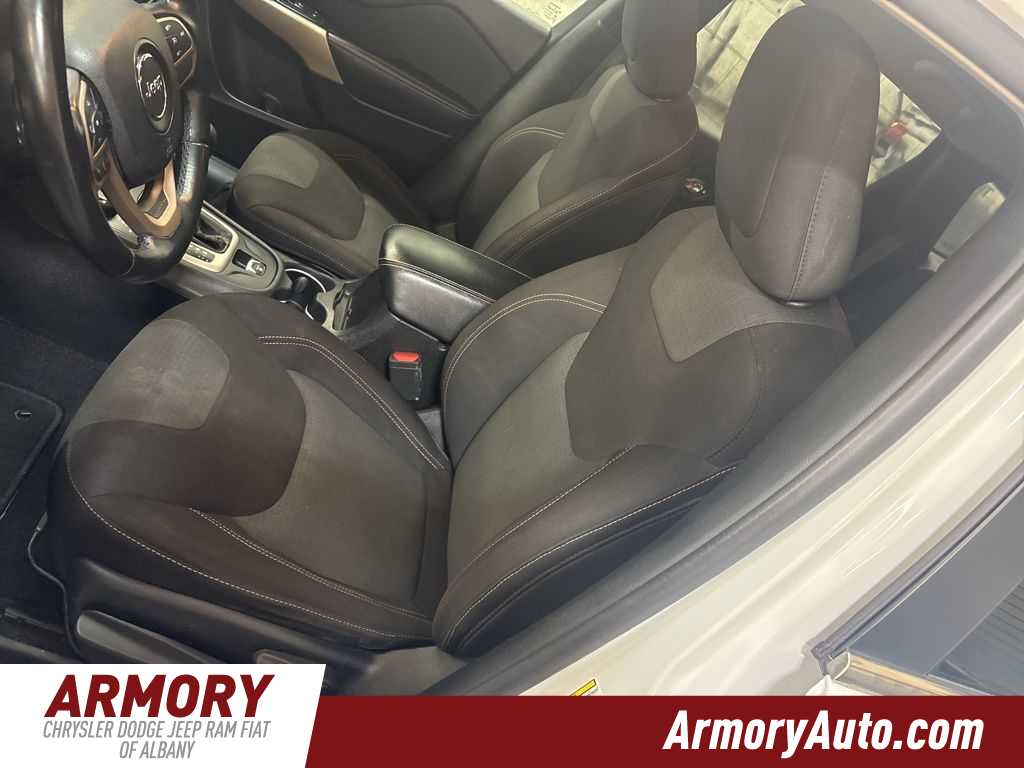 Thumbnail: 2017 Jeep Cherokee - 12