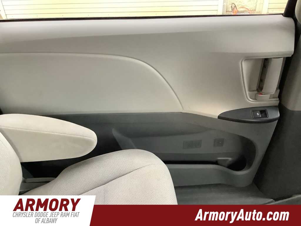 Thumbnail: 2020 Toyota Sienna - 25