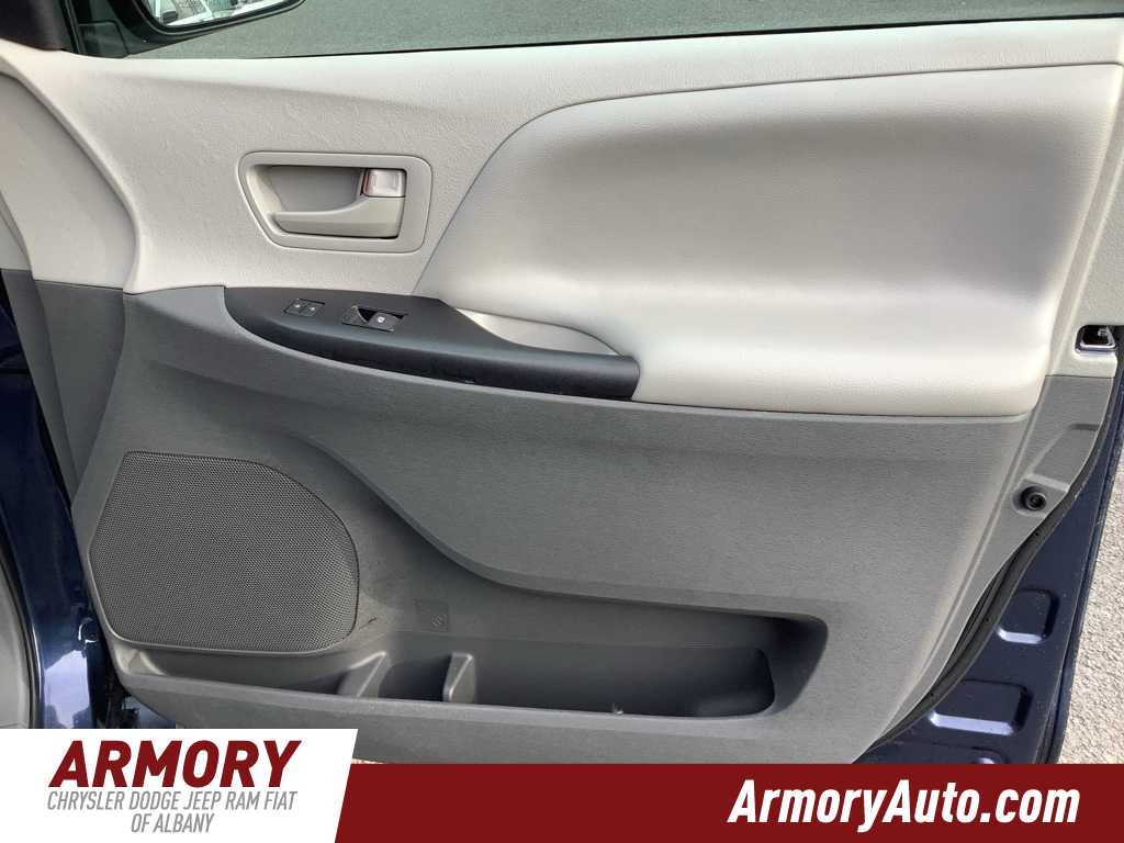 Thumbnail: 2020 Toyota Sienna - 33