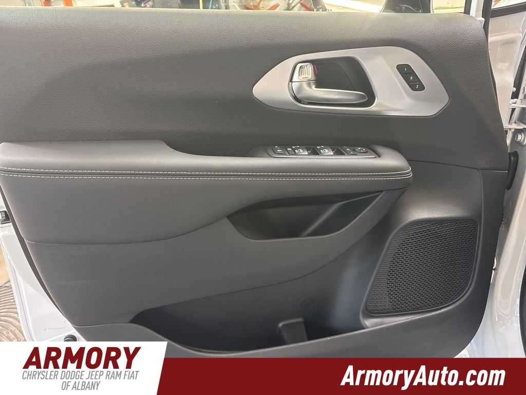 Thumbnail: 2026 Chrysler Pacifica - 7