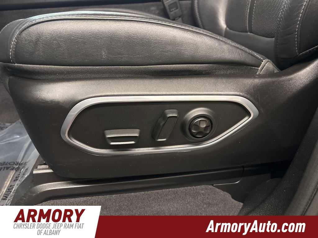 Thumbnail: 2023 Jeep Wagoneer - 15