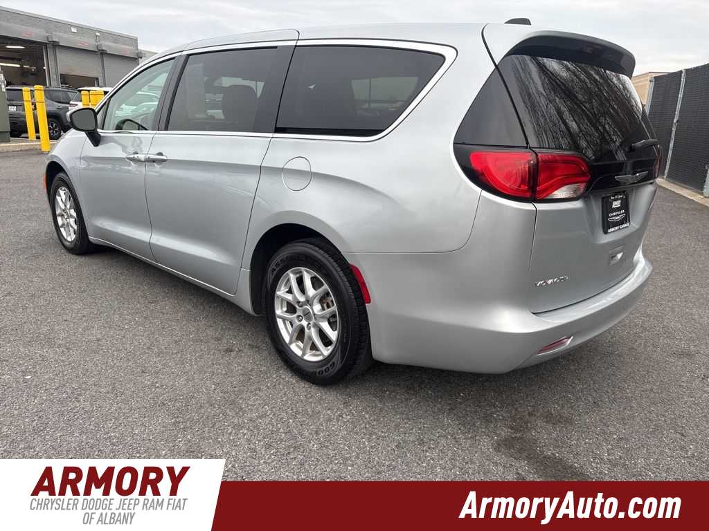 Thumbnail: 2022 Chrysler Voyager - 6