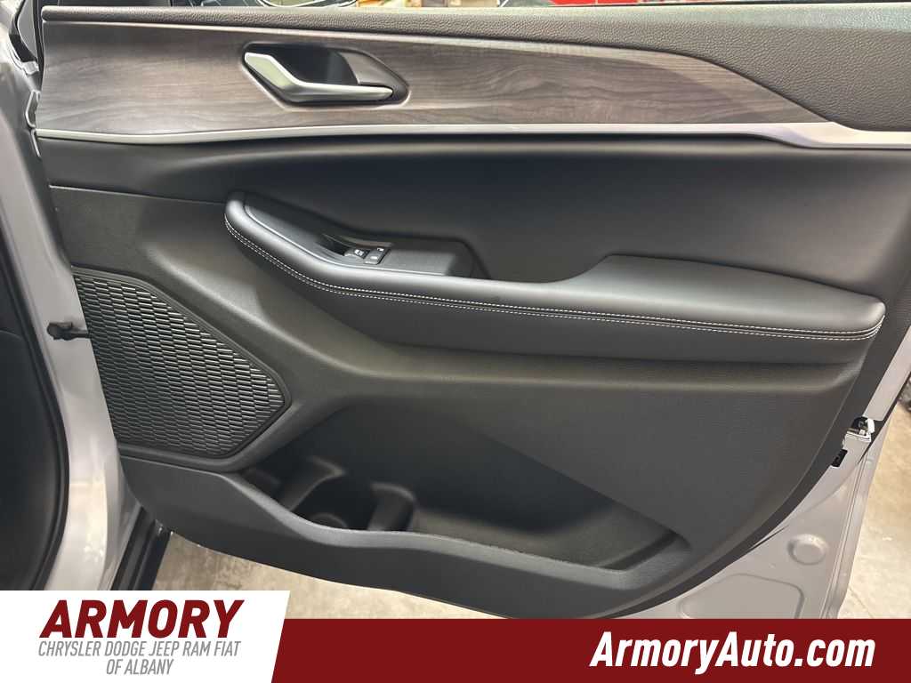 Thumbnail: 2025 Jeep Grand Cherokee - 37