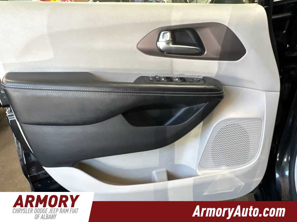 Thumbnail: 2022 Chrysler Voyager - 7