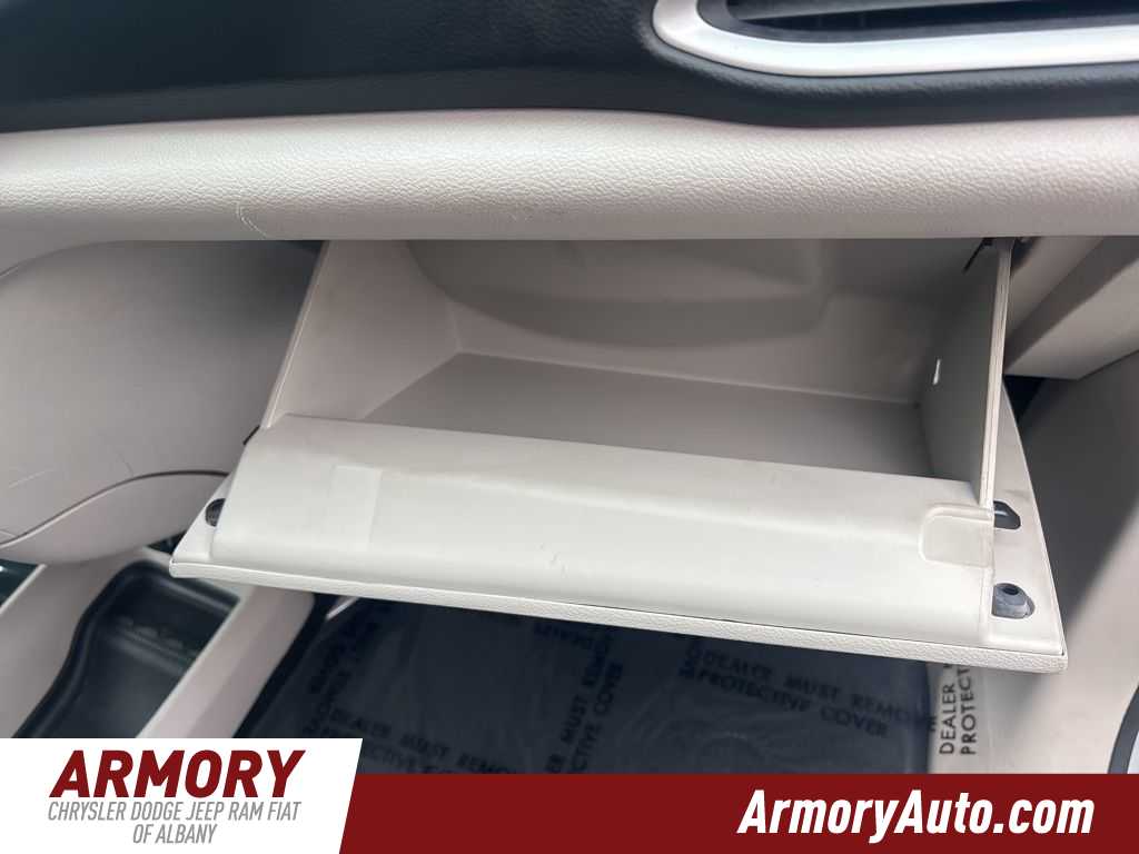 Thumbnail: 2022 Chrysler Voyager - 32