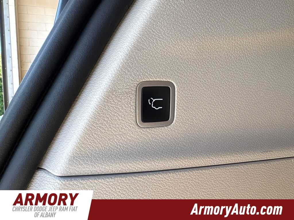 Thumbnail: 2022 Chrysler Voyager - 32