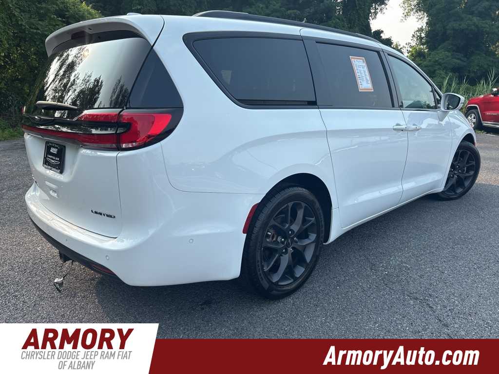 Thumbnail: 2022 Chrysler Pacifica - 4