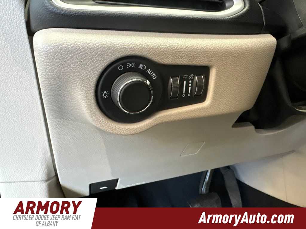 Thumbnail: 2022 Chrysler Voyager - 10