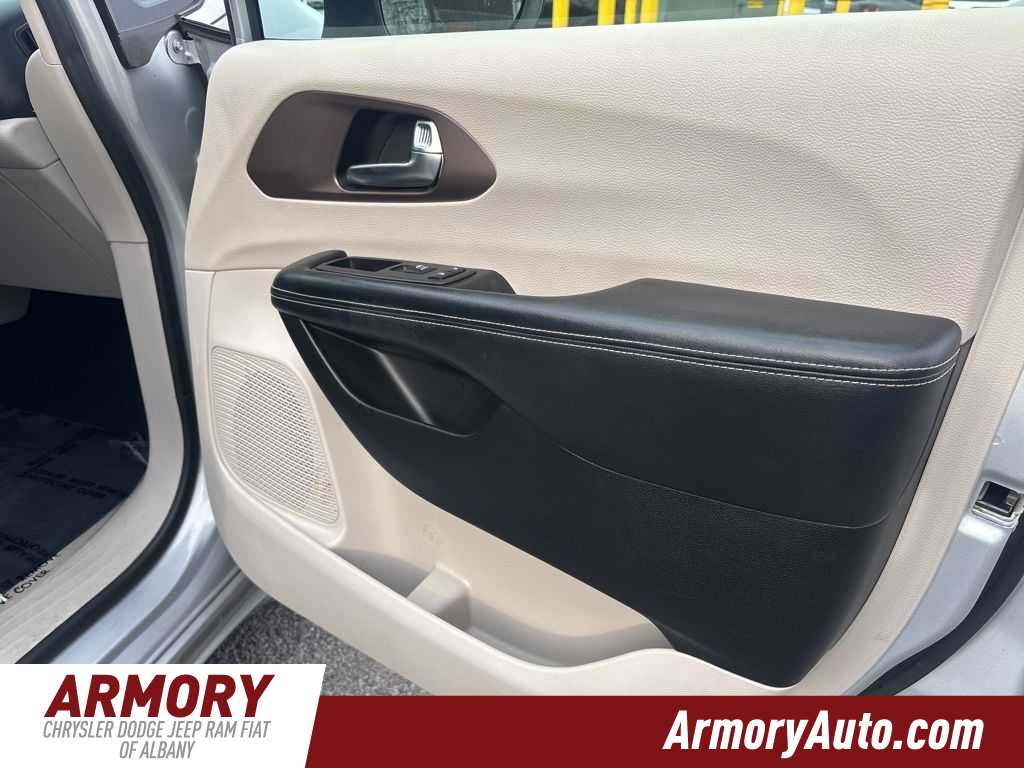 Thumbnail: 2022 Chrysler Voyager - 28