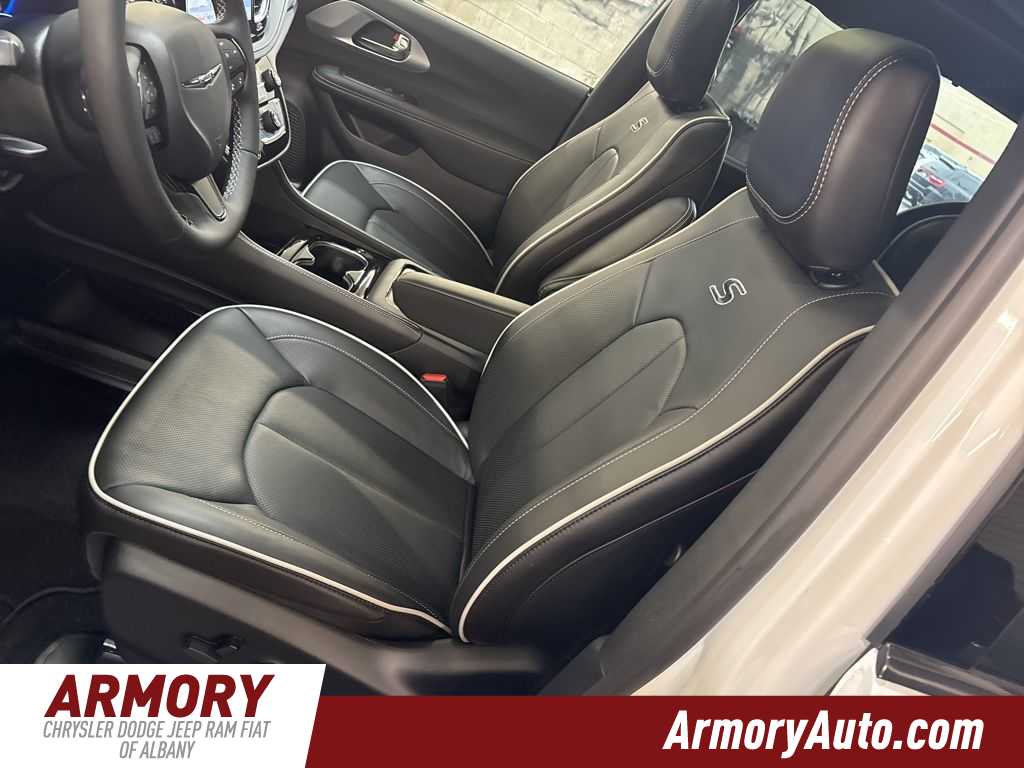 Thumbnail: 2026 Chrysler Pacifica - 10