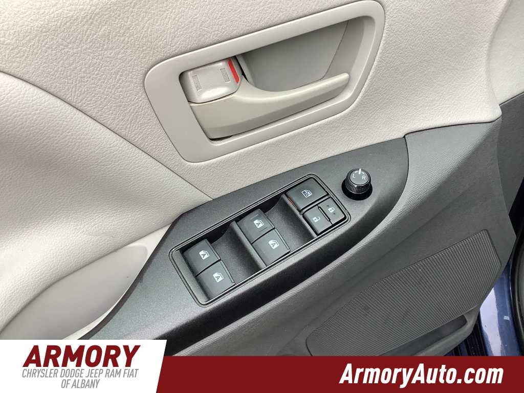 Thumbnail: 2020 Toyota Sienna - 8