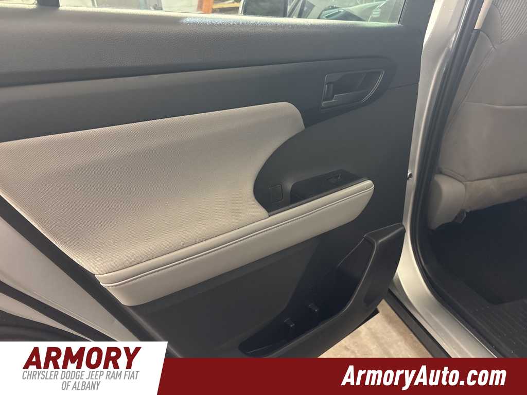 Thumbnail: 2022 Toyota Highlander - 23