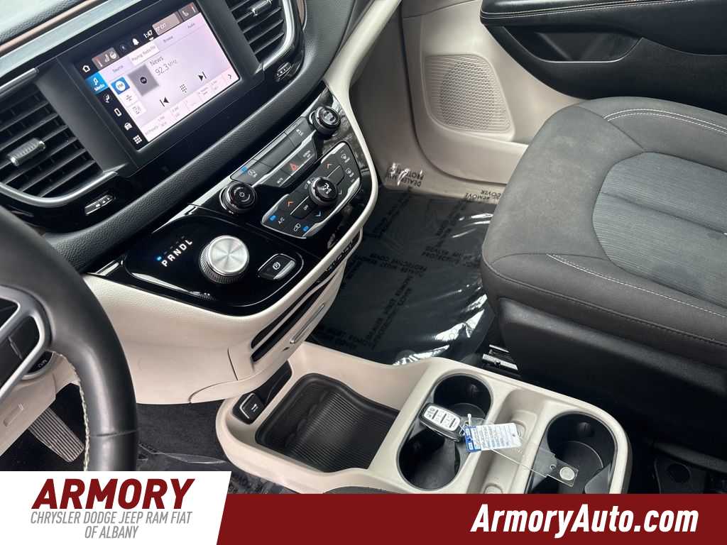 Thumbnail: 2022 Chrysler Voyager - 10