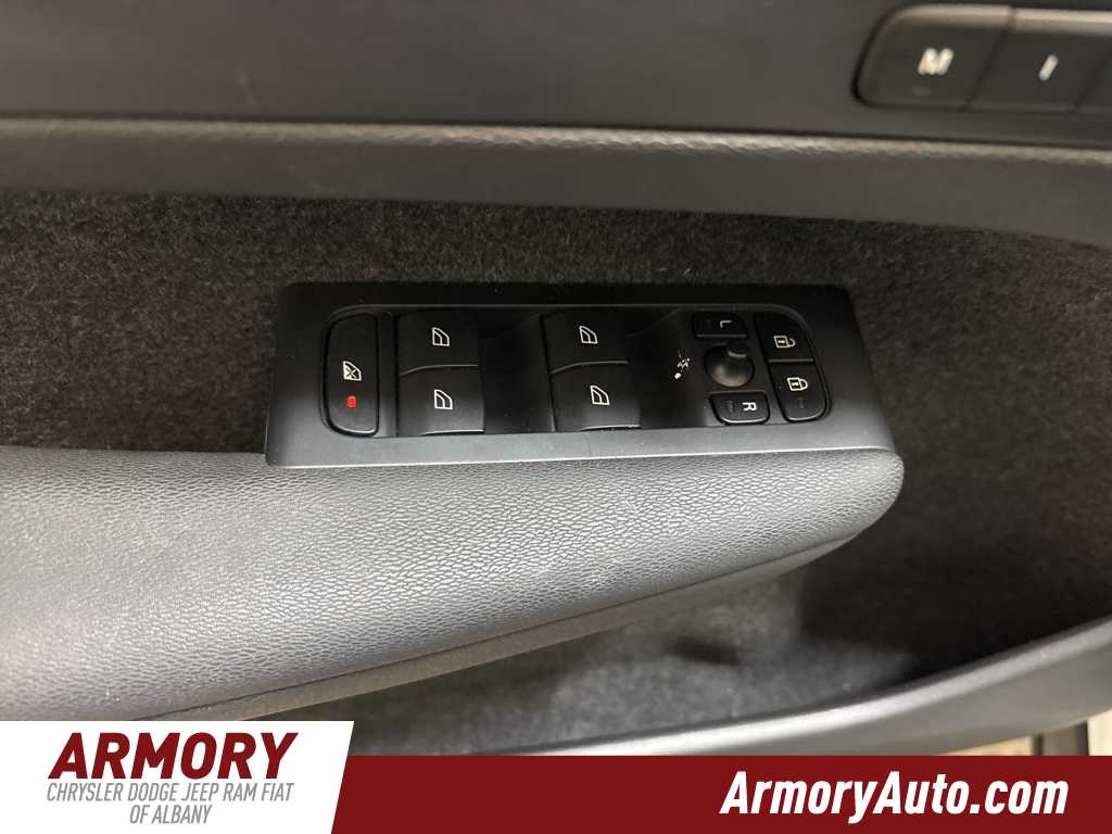 Thumbnail: 2023 Volvo XC40 - 9