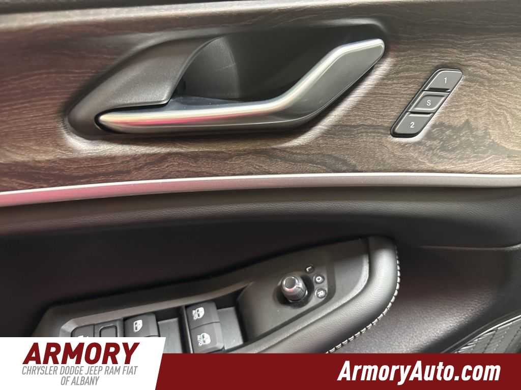 Thumbnail: 2025 Jeep Grand Cherokee - 9