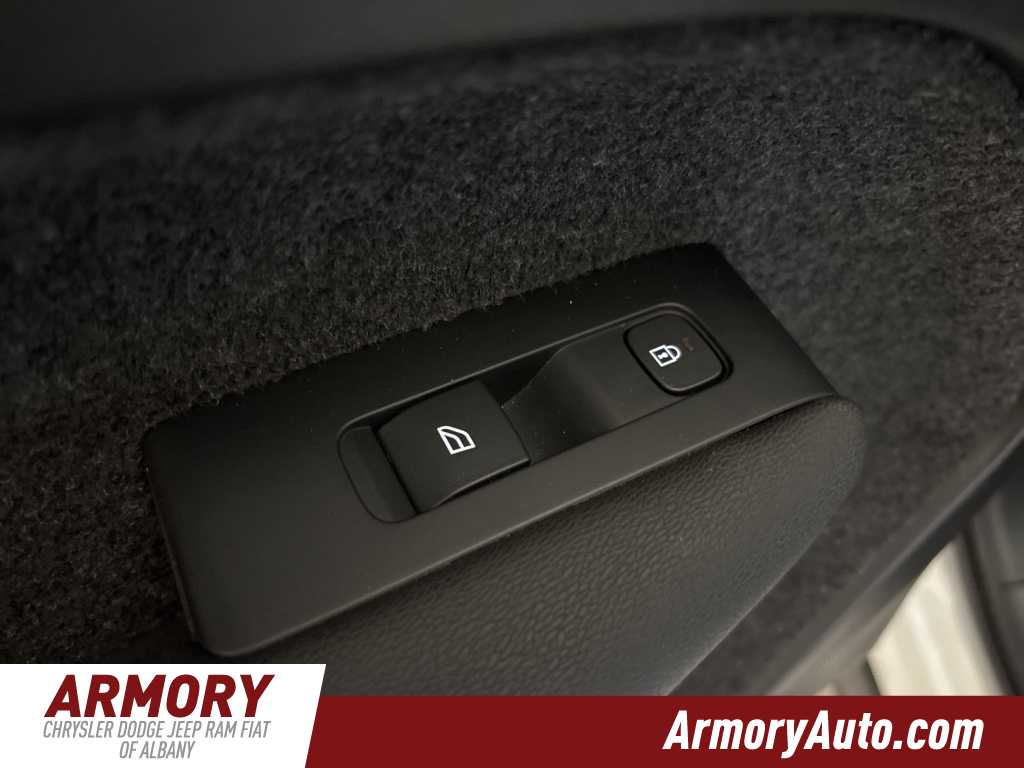 Thumbnail: 2023 Volvo XC40 - 24